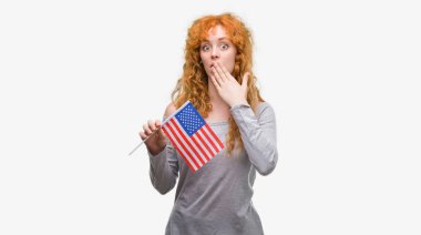 Amerika Birleşik Devletleri kapak ağız elle hata, korku, ifade için utanç ile şok bayrağı tutan genç Kızıl saçlı kadın sessizlik içinde gizli kavramı korkuttu