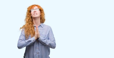 Yalvarıyor ve umut ifade yüzünde çok duygusal ve endişe ile birlikte elleriyle dua genç redhead iş kadını. Bağışlanmak. Din kavramı.