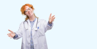 Sarılmak için kollarını açarak gülümseyen kamera Doktor Tekdüzen bakarak giyen genç Kızıl saçlı kadın. Neşeli ifade kucaklayan mutluluk.