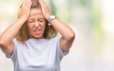 İspanyol kadın kıdemli orta yaş çünkü umutsuz ve stresli baş ağrısı acı izole arka plan üzerinde ağrı ve migren. Ellerini kafasına.