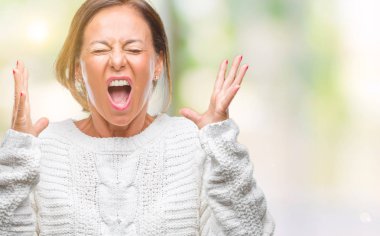 Arka plan deli kutluyor üzerinde kış kazak giyen orta yaş üst düzey İspanyol kadın izole ve crazy arms ile başarı için kaldırdı ve heyecanlı çığlık gözler kapalı. Kazanan kavramı