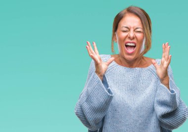 Arka plan deli kutluyor üzerinde kış kazak giyen orta yaş üst düzey İspanyol kadın izole ve crazy arms ile başarı için kaldırdı ve heyecanlı çığlık gözler kapalı. Kazanan kavramı