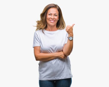 Orta yaş arıyor ve başparmak yanında yukarıyı mutlu yüz ile gülümseyen izole arka plan üzerine İspanyol kadın kıdemli.