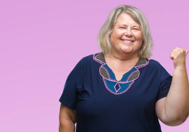 Kıdemli artı beyaz kadın yüzünden arka plan seyir ve başparmak yanında yukarıyı mutlu yüz ile gülümseyen izole boyutu.