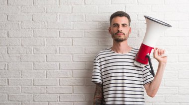 Acımak yüz ciddi düşünüyorum üstünde kendine güvenen bir ifade ile megafon tutan genç yetişkin adam