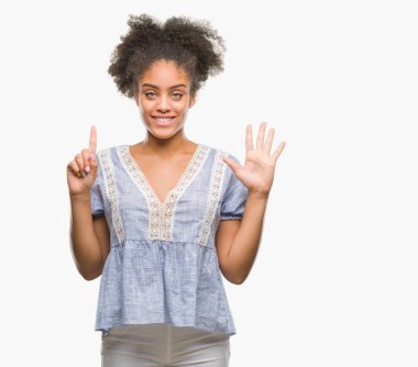 Genç afro Amerikan kadın gösterilen ve parmakları ile işaret izole arka plan yüzünden kendinden emin ve mutlu gülümseyerek süre 6 numara.