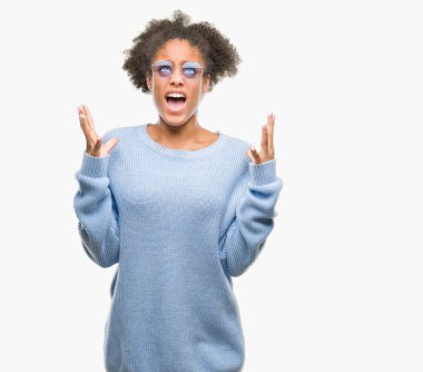 Genç afro Amerikalı kadın üzerinde gözlük takan arka plan deli izole ve deli bağırarak ve agresif ifade ve silah kaldırdı bağırıyor. Hayal kırıklığı kavramı.