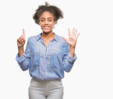 Genç afro Amerikan kadın gösterilen ve parmakları ile işaret izole arka plan yüzünden kendinden emin ve mutlu gülümseyerek süre 6 numara.