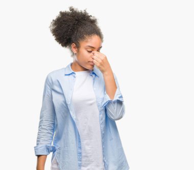 İzole arka burun ve göz yorgunluğu ve baş ağrısı duygu sürtünme yorgun genç afro Amerikalı kadın. Stres ve hayal kırıklığı kavramı.