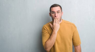 Gri grunge duvar kapağı ağız için hata, ifade korku, utanç ile şok el ile üzerine beyaz delikanlı sessizlik içinde gizli kavramı korkuttu