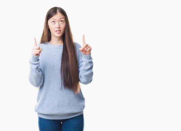 Joven Mujer China Sobre Fondo Aislado Asombrado Sorprendido Mirando Hacia — Foto de Stock