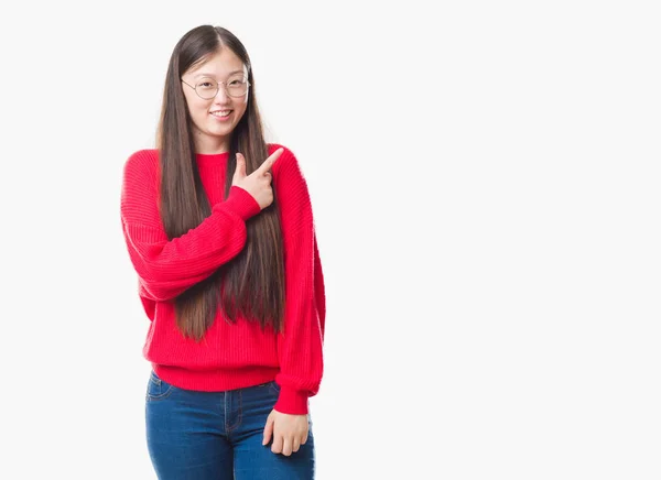Mladá Číňanka Nad Samostatný Pozadí Brýle Veselá Úsměvem Tvář Rukou — Stock fotografie