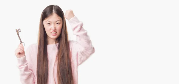 狂気と怒り概念の上げられた手で叫んで分離背景持株ヴィンテージのキー イライラと不満叫び以上若い中国の本当の状態エージェントの女性 — ストック写真
