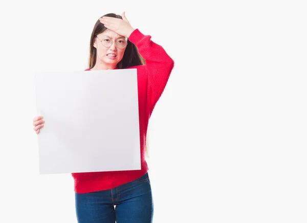 Unga Kinesiska Kvinnan Över Isolerade Bakgrund Håller Tom Banner Stressad — Stockfoto