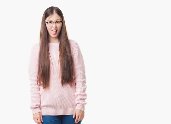 Молода Китайська Жінка Над Ізольованих Фону Окулярах Показати Язика Out — стокове фото