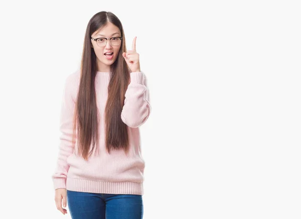 Junge Chinesin Über Isoliertem Hintergrund Mit Brille Die Mit Erhobenem — Stockfoto