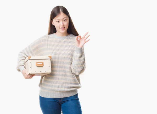 Mladá Číňanka Izolované Pozadí Drží Box Dělá Cedulka Prsty Vynikající — Stock fotografie