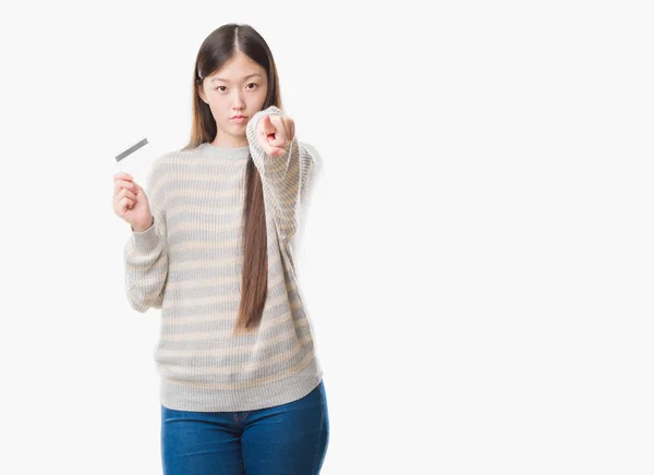 Mladá Číňanka Izolované Pozadí Drží Kreditní Kartu Ukazující Prstem Kameru — Stock fotografie