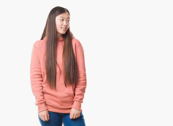 Młoda Chinka Białym Tle Sobie Sweathshirt Sportu Patrząc Strony Uśmiechem — Zdjęcie stockowe
