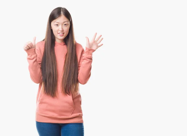 Mladá Číňanka Izolované Pozadí Nosit Sportovní Sweathshirt Zobrazení Směřující Nahoru — Stock fotografie