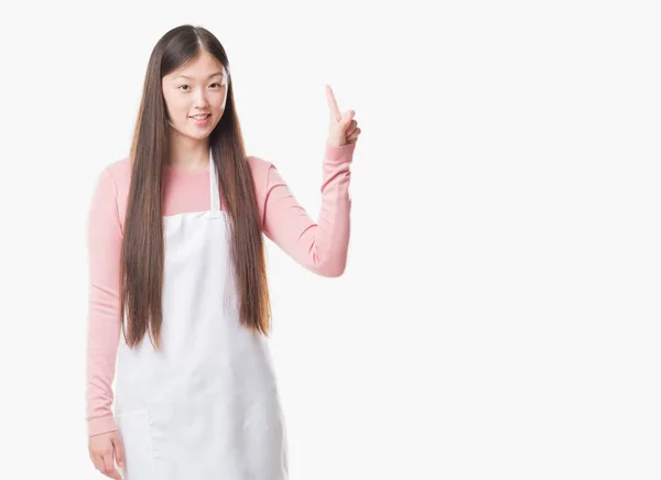 Young Chinese Shop Owner Woman Isolated Background Wearing White Apron — Stock Photo, Image