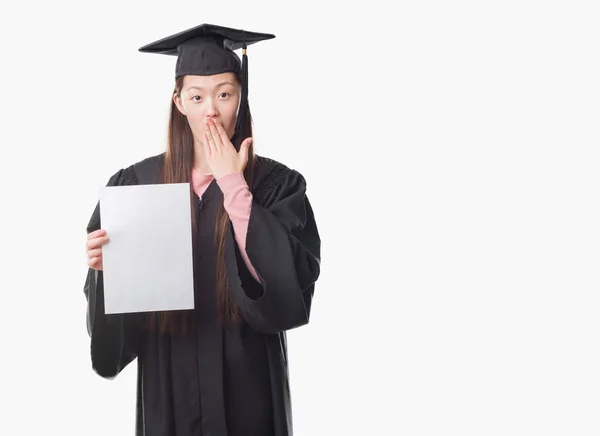 Joven Mujer China Vestida Con Uniforme Graduado Sosteniendo Boca Cubierta — Foto de Stock