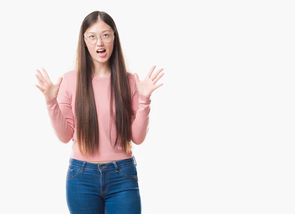 Giovane Donna Cinese Sfondo Isolato Indossa Occhiali Pazzo Pazzo Urlando — Foto Stock