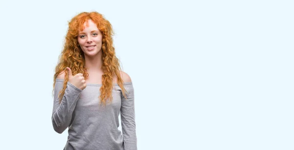 Jovem Ruiva Fazendo Polegares Felizes Até Gesto Com Mão Aprovando — Fotografia de Stock