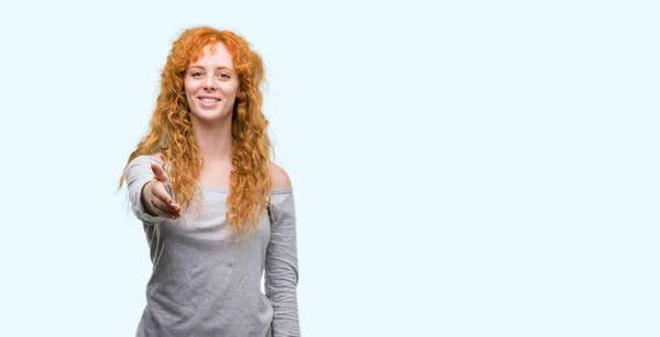 Jovem Ruiva Mulher Sorrindo Amigável Oferecendo Aperto Mão Como Saudação — Fotografia de Stock