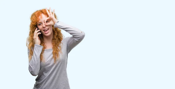 Junge Rothaarige Frau Telefoniert Mit Glücklichem Gesicht Lächelnd Tut Zeichen — Stockfoto