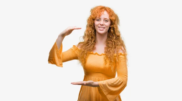 若い赤毛の女性が示す大きな手 大型サイン メジャー シンボルでジェスチャーします カメラを見て笑っています 測定概念 — ストック写真