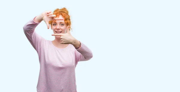 Молодая Рыжая Женщина Улыбается Делая Рамку Руками Пальцами Счастливым Лицом — стоковое фото