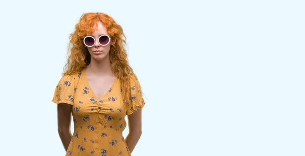 Jonge Roodharige Vrouw Dragen Van Sumer Outfit Zonnebrillen Met Een — Stockfoto