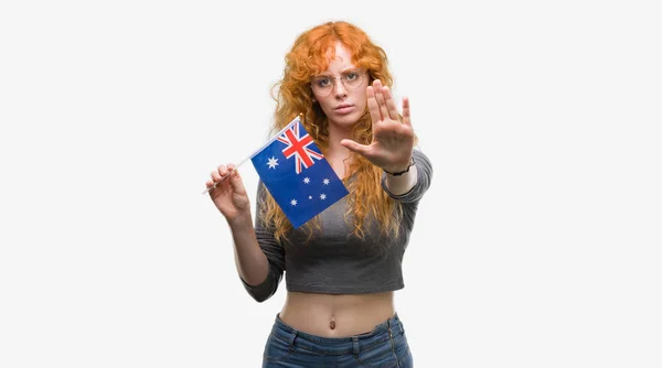 Unga Rödhårig Kvinna Med Flagga Australien Med Öppen Hand Gör — Stockfoto