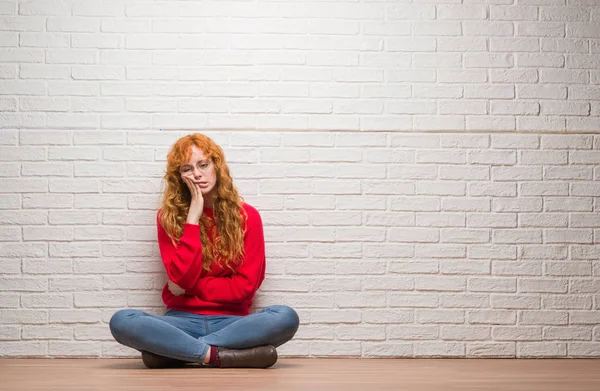 Joven Pelirroja Sentada Sobre Una Pared Ladrillo Pensando Cansada Aburrida — Foto de Stock