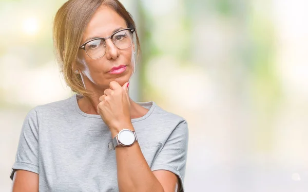 Medelåldern Senior Spansktalande Kvinna Som Bär Glasögon Över Isolerade Bakgrund — Stockfoto