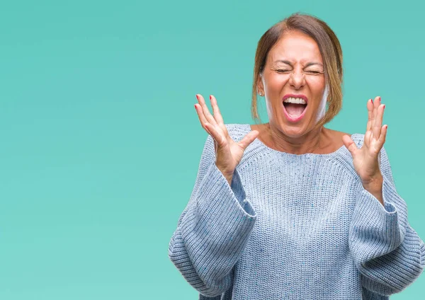 Arka plan deli kutluyor üzerinde kış kazak giyen orta yaş üst düzey İspanyol kadın izole ve crazy arms ile başarı için kaldırdı ve heyecanlı çığlık gözler kapalı. Kazanan kavramı