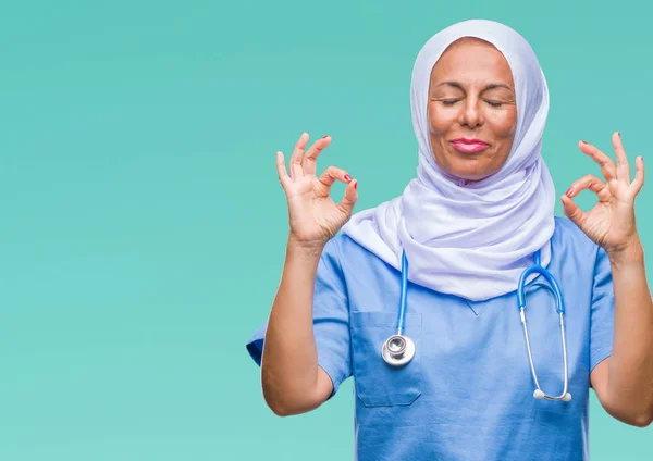 Średnim Wieku Starsza Pielęgniarka Emiraty Kobieta Noszenia Hidżabu Białym Tle — Zdjęcie stockowe