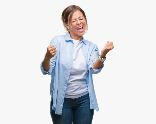 中年年配ヒスパニックの女性非常に幸せと興奮の腕を上げ 勝者のジェスチャを行う分離の背景に笑顔と成功のために叫んで お祝いのコンセプト — ストック写真