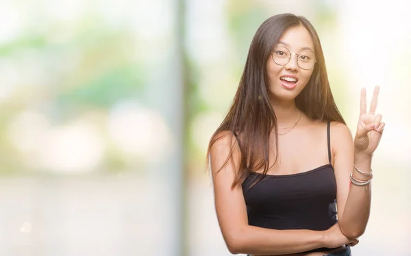 Jovem Mulher Asiática Usando Óculos Sobre Fundo Isolado Sorrindo Com — Fotografia de Stock