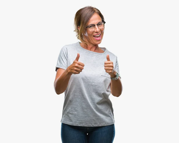 中年资深西班牙裔妇女戴着眼镜 在与世隔绝的背景下 手指带着快乐和滑稽的面孔拍照 良好的能量和共鸣 — 图库照片