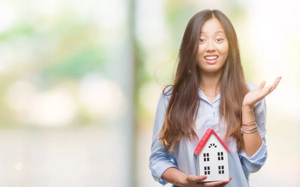 Jeune Femme Asiatique Agent Réel État Tenant Maison Isolée Arrière — Photo