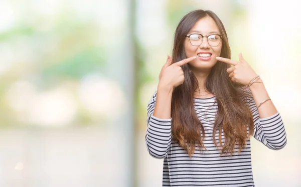 Jovem Mulher Asiática Vestindo Óculos Sobre Fundo Isolado Sorrindo Confiante — Fotografia de Stock