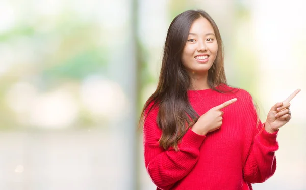 Jovem Mulher Asiática Vestindo Camisola Inverno Sobre Fundo Isolado Sorrindo — Fotografia de Stock