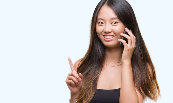 Jovem Mulher Asiática Falando Telefone Sobre Fundo Isolado Surpreso Com — Fotografia de Stock
