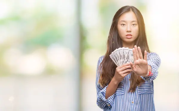 Jovem Mulher Asiática Segurando Dólares Sobre Fundo Isolado Com Mão — Fotografia de Stock