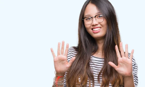 Junge Asiatische Frau Mit Brille Vor Isoliertem Hintergrund Zeigt Und — Stockfoto