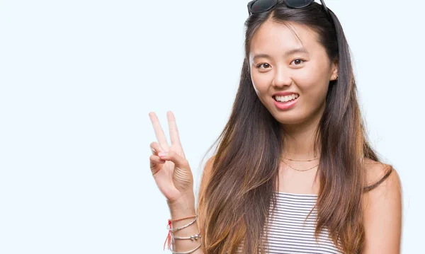 Mujer Asiática Joven Con Gafas Sol Sobre Fondo Aislado Sonriendo — Foto de Stock