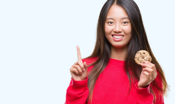 Joven Mujer Asiática Comiendo Galletas Chocolate Sobre Fondo Aislado Sorprendido — Foto de Stock