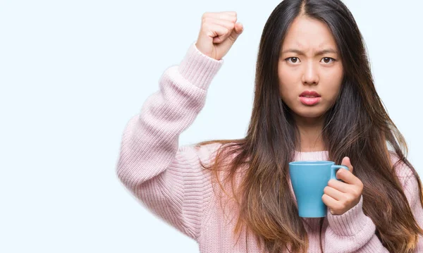 Genç Asyalı Kadın Izole Içme Kahve Arka Plan Ile Öfke — Stok fotoğraf